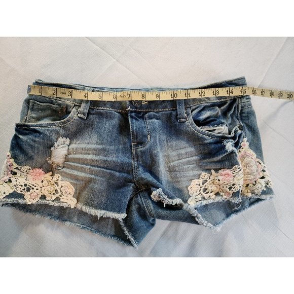 Vanilla Star Cutoff Bootie Shorts Floral Lace Boho Detail Distressed Jean Size 7 - Picture 8 of 14